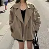 Trench coat curto vintage de lapela larga para o início do outono, silhueta ombro a ombro de abotoamento duplo, estilo workwear, jaqueta curta casual marrom escuro para mulheres