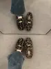 Sapatos peludos femininos com enfeites de letras metálicas, nova coleção outono/inverno 2026, bico quadrado, que aumentam a altura, sola macia, quentes e adequados para uso externo