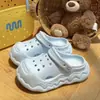 Calçado de verão para aumentar a altura, desenho animado, grosso, novo estilo, sapatos com furos, cabeça feminina, sola antiderrapante, exterior espessado, chinelos EVA, praia feminina