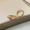 Versión Alta Pendiente Serpiente Oreja Baojia Moda Lujo Ligero Taladros Cabeza y Cola Dos Círculos Taladros Completos Artesanía de Precisión CNC Pendiente Serpiente de Temperamento Zodiaco