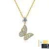 Colar de borboleta em prata S925 com moissanita, apresentando uma combinação de pedras de corte escalonado, uma corrente de clavícula leve e luxuosa, e um design único e de alta qualidade em joias de prata.