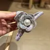 Presilha de Cabelo de Camélia Fresca e Doce com Cristais Diamantados e Pérolas Presilha de Tubarão para Grande Volume de Cabelo e Novo Estilo na Parte de Trás da Cabeça