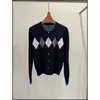 26 cardigans de tricô populares com visual de duas peças em cores Fair Isle blocadas, estilo clássico old money, com padrão de losangos, suéter de lã com gola redonda para outono e inverno