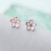 Versión coreana de aretes mini de flor de cerezo personalizados plateados para mujer, estudiante versátil, temperamento de dama dulce, aretes Mori