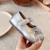 Sapatos de Couro Estilo Coreano para Meninas 2026 Outono Nova Moda Sapatos de Princesa com Laço Bebê Mocassins Antiderrapantes