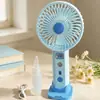 Ventilador de mano nuevo, simple y elegante, con rociador hidratante y tres velocidades de viento, que cuenta con una base de carga directa para teléfono, perfecto como ventilador de escritorio y como regalo