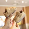 Sapatos casuais de couro com fecho de velcro e sola antiderrapante para bebês (meninos e meninas) de 0 a 1 ano, novos para primavera e outono, com som de chiado