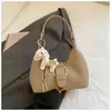 Bolsas transfronterizas al por mayor, bolso de axila de alta gama para mujer, nuevo bolso de hombro cruzado simple de moda 2026, versátil para el trabajo