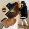 Botas de Menina Botas Infantis 2025 Outono e Inverno Novas Botas Curtas de Algodão Quentes Forradas com Lã de Meninos Botas de Couro Estilo Britânico