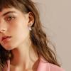 Aretes populares japoneses y coreanos de media luna brillante adornados con brillantes diamantes de circonio, frescos y dulces para mujer, de acero inoxidable, venta al por mayor
