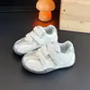 Sapatos infantis Forrest Gump de sola macia, nova coleção outono 2026: tênis de treino alemães da moda para meninas, e tênis de corrida da moda coloridos para meninos