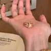 Anillo Trenzado Cepillado Italiano para Mujer, Estilo Nuevo con un Toque de Lujo Ligero, Oro de 18 Quilates, Circonita Deslumbrante, Anillo de Huevo de Paloma de Gama Alta