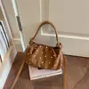 Bolso nube de diseño de nicho estilo coreano, lunares, color sólido, nuevo bolso cuadrado pequeño de verano 2026, bolso de hombro y cruzado de alto valor estético