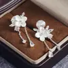 Brincos de Tarraxa Elegantes com Flor Branca de Alto Padrão Estilo Coreano com Franja para Mulheres Clipe de Orelha Bobina de Mosquito Brincos Pequenos Frescos