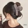 Nuevo pasador de pelo de felpa 2026 para mujer, tamaño grande, seguro para recogidos, pinza de tiburón, versátil para otoño e invierno, accesorio de pelo color café, al por mayor
