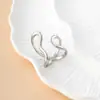 Anillo Minimalista de Línea Irregular con Diseño Abierto Ajustable, Presentando una Superficie Sencilla y Elegante