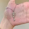 Novo Colar de Design de Nicho Estilo Vintage para Mulheres, Escovado Retro Versátil Exquisito Flor de Íris Chave Corrente de Clavícula de Luxo Leve