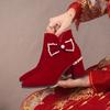 Botas Curtas de Salto Grosso para Mulheres Outono e Inverno 2024 Novas Sapatos de Brinde de Noivado Vinho Borgonha Sapatos de Casamento Chinês Xiuhe Botas de Casamento de Salto Alto