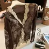 Camisa de encaje de dos piezas falsa estilo europeo 2026 nueva llegada cuello cruzado bloques de color ajuste ceñido elegante cárdigan de encaje cuello en V manga larga