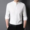 2023 nueva camisa de cuello hombres manga larga primavera y otoño chaqueta joven y de mediana edad simple casual hombres color liso camisa venta al por mayor