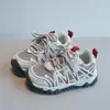 Tênis esportivos para meninos, nova coleção outono 2026, malha respirável, confortáveis, antiderrapantes, tênis casuais para corrida, sapatos únicos versáteis para meninas
