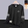 Camiseta masculina de manga comprida para outono e inverno, marca da moda, corte solto, forrada com fleece, camiseta básica casual, moletom com estampa e gola redonda para jovens estudantes