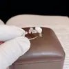 Anillo de Flor de Nácar Chapado en Oro Real Estilo Francés, Anillo Abierto de Zirconia con Lazo Exquisito de Lujo Ligero, Anillo para Dedo Índice Inspirado en el Diseño