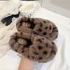 Novas pantufas casuais de pelúcia para meninas, coleção outono/inverno 2026, estampa de leopardo, pantufas de algodão versáteis para usar ao ar livre, quentes