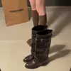 Botas altas de mujer con tacón grueso Maillard para aumentar la altura, nuevo modelo otoño 2026, adelgazantes y favorecedoras al combinarlas con una falda