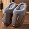 Nuevas pantuflas de algodón para hombre, invierno 2026, talla grande, para uso en interiores, antideslizantes, cálidas y con suela gruesa forrada de felpa.