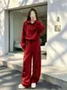 Conjunto esportivo casual vermelho da moda para outono para mulheres, apresentando um moletom com meio zíper jovem e estiloso e calças de perna larga