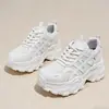 Nuevos zapatos de verano para mujer: zapatillas de papá transpirables de suela gruesa, zapatillas versátiles de estilo coreano que aumentan la altura para mujeres menudas, zapatos casuales de moda