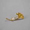 Diseño de Nicho Europeo y Americano Simple Retro Artístico Latón Chapado en Oro Hoja de Ginkgo Perla Otoño e Invierno Broche para Abrigo de Suéter Mujer