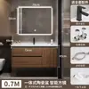 Tocador de baño de color nogal con lavabo, una combinación de estilo chino y un lavabo cerámico integrado para lavarse las manos y la cara