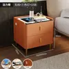 Mesa de Cabeceira Simples e Confortável Estilo Casa Tampo em Rocha Estilo Celebridade da Internet Moderna Luxo Leve Italiano Multifuncional Armário de Cabeceira Inteligente