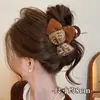 Presilha de cabelo de pelúcia em formato de peixe para outono e inverno para mulheres, luxo leve e toque de alta qualidade, tamanho grande para cabelos grossos, acessório de cabelo versátil tipo pinça de tubarão