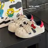 Outono de 2026 Novos Sapatos Casuais Infantis Fofos Desenho Animado Velcro Biqueira Reforçada Tênis Board para Meninos e Meninas