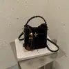Bolso de Mano Pequeño para Mujer 2026 Otoño/Invierno Nuevo Estilo para el Trabajo Retro Nicho Versátil Casual Bolso Cruzado de Hombro Único Tipo Cubo