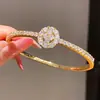 Pulsera de Broche Flor de Zirconia Galvanizada en Oro Real de 18 Quilates, Estilo de Lujo Ligero de Gama Alta, Joyería de Moda Minimalista Exquisita