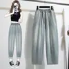 Foto real de jeans harem para mujer 2026, estilo zanahoria, adelgazantes, talla grande, corte holgado, corte recto de otoño, azul claro, pantalones dad cropped