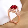 Anel Oval de Esmeralda Estilo Luxo Leve ao Vivo Banhado a Ouro Rosa 18K para Mulheres Cor Tesouro Aberto Elegante Joia de Calcedônia