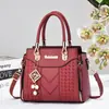 Bolsas de mano para mujer transfronterizas, nuevo modelo 2026, bolso para mujer de mediana edad, bolso de hombro y bandolera versátil y de moda, bolso de alta gama