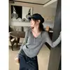 Suéter de punto ligero y minimalista con cuello en V, botones y manga larga para mujer, estilo coreano, corte ajustado y favorecedor para otoño e invierno