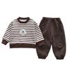 Traje para niño con forro polar Otoño e Invierno 2024 Nuevo Conjunto de dos piezas de terciopelo cálido a rayas con forro polar para bebé y niño