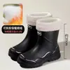 Botas de chuva femininas estilosas, resistentes ao desgaste, antiderrapantes, de cano médio, novas botas de chuva impermeáveis para uso externo, com fleece adicionado, sapatos de água para adultos, sapatos de borracha para trabalho