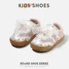 Tênis Forrest Gump Feminino Tendência Infantil 2026 Sapatos Infantis de Outono Sapatos Infantis Velcro Decoração de Laço Solado Macio Sapatos de Treino Alemães