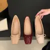 Sapatilhas Quadradas com Salto Interno Aumentador de Altura em Couro Verniz Macio 2026 Novos Versáteis Jovens Sapatos de Solado Macio Gentis e Suaves para os Pés