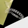 [08] Pulseira Redonda Vazada com Microdiamantes Flor de Trevo da Sorte Porta Leste da Coreia do Sul Pulseira Popular Fashionável de Personalidade