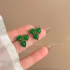 Novos Brincos Estilo Chinês Retrô Imitação de Calcedônia Brilhante Coração Esmeralda Flor Brilhante Luxo Acessível Nicho Versátil Brincos Elegantes