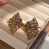 Brincos de Tarraxa Triangulares com Strass Cruzados Europeus e Americanos Luxo Leve Moda de Alta Qualidade Brincos Simples Design de Nicho Acessórios de Brinco para Mulheres